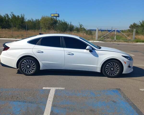 Белый Хендай Соната, объемом двигателя 2 л и пробегом 80 тыс. км за 21500 $, фото 2 на Automoto.ua