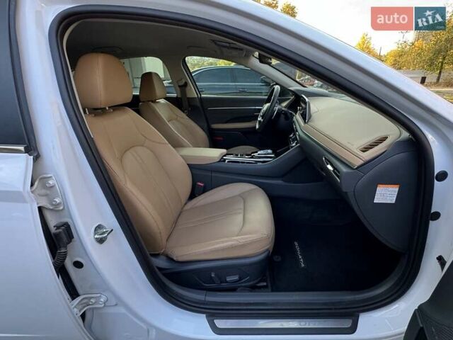 Белый Хендай Соната, объемом двигателя 2 л и пробегом 26 тыс. км за 25000 $, фото 18 на Automoto.ua