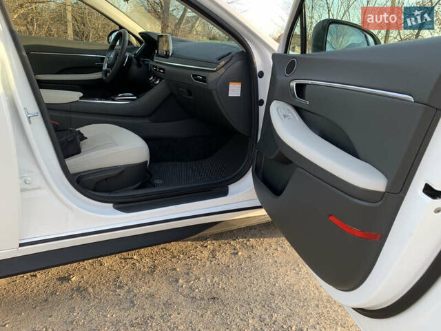 Белый Хендай Соната, объемом двигателя 2 л и пробегом 20 тыс. км за 27800 $, фото 47 на Automoto.ua