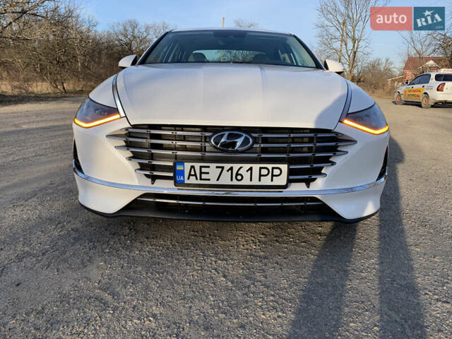 Белый Хендай Соната, объемом двигателя 2 л и пробегом 20 тыс. км за 27800 $, фото 2 на Automoto.ua