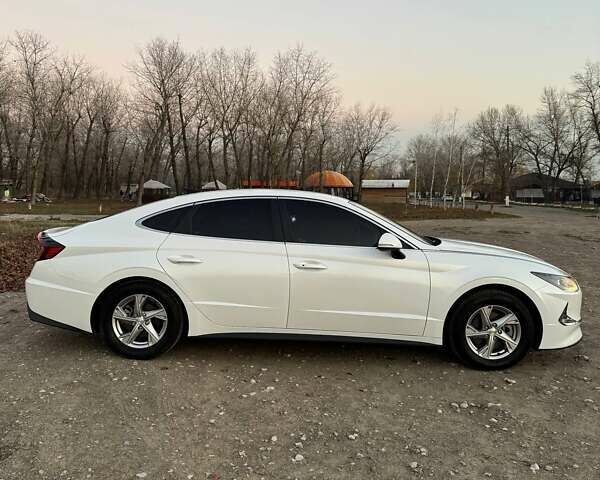 Белый Хендай Соната, объемом двигателя 2 л и пробегом 115 тыс. км за 20000 $, фото 6 на Automoto.ua