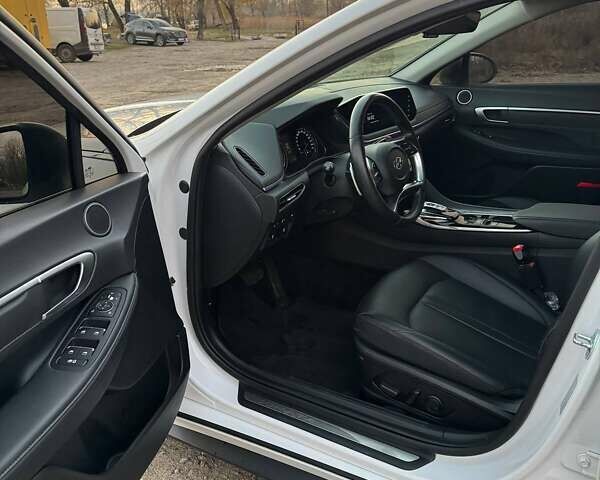 Белый Хендай Соната, объемом двигателя 2 л и пробегом 115 тыс. км за 20000 $, фото 7 на Automoto.ua