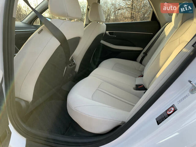 Белый Хендай Соната, объемом двигателя 2 л и пробегом 20 тыс. км за 27800 $, фото 41 на Automoto.ua