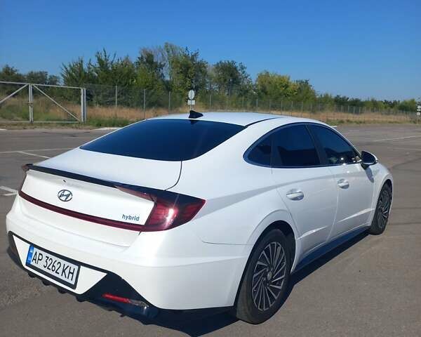 Белый Хендай Соната, объемом двигателя 2 л и пробегом 80 тыс. км за 21500 $, фото 3 на Automoto.ua