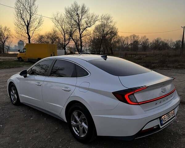Белый Хендай Соната, объемом двигателя 2 л и пробегом 115 тыс. км за 20000 $, фото 3 на Automoto.ua