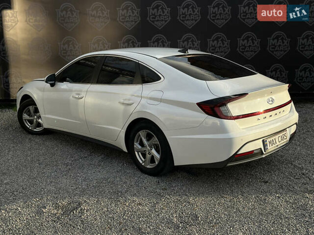 Белый Хендай Соната, объемом двигателя 2 л и пробегом 121 тыс. км за 19700 $, фото 4 на Automoto.ua