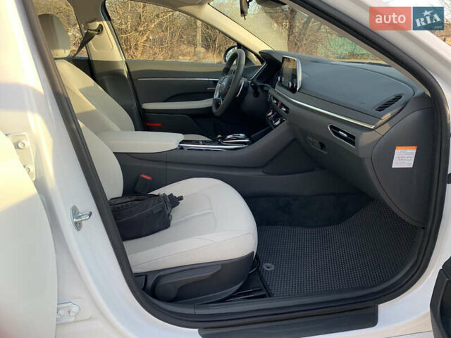 Белый Хендай Соната, объемом двигателя 2 л и пробегом 20 тыс. км за 27800 $, фото 50 на Automoto.ua