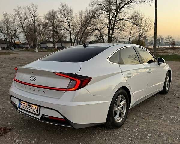 Белый Хендай Соната, объемом двигателя 2 л и пробегом 115 тыс. км за 20000 $, фото 5 на Automoto.ua