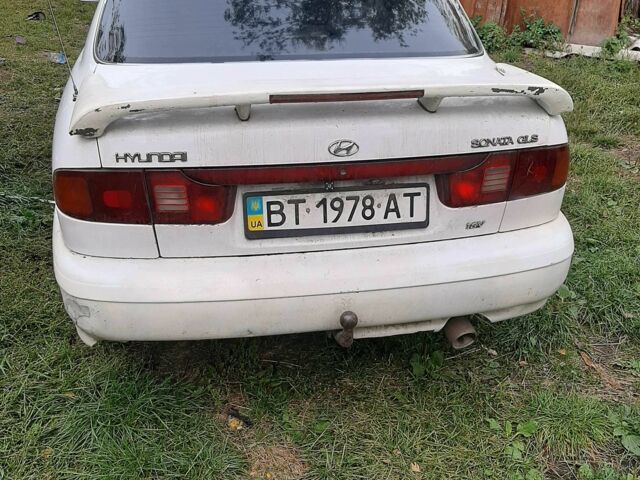 Белый Хендай Соната, объемом двигателя 2 л и пробегом 100 тыс. км за 1000 $, фото 5 на Automoto.ua
