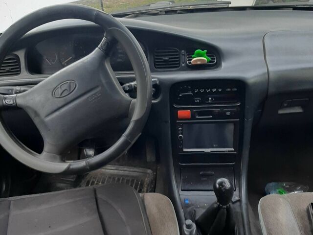 Белый Хендай Соната, объемом двигателя 2 л и пробегом 100 тыс. км за 1000 $, фото 3 на Automoto.ua