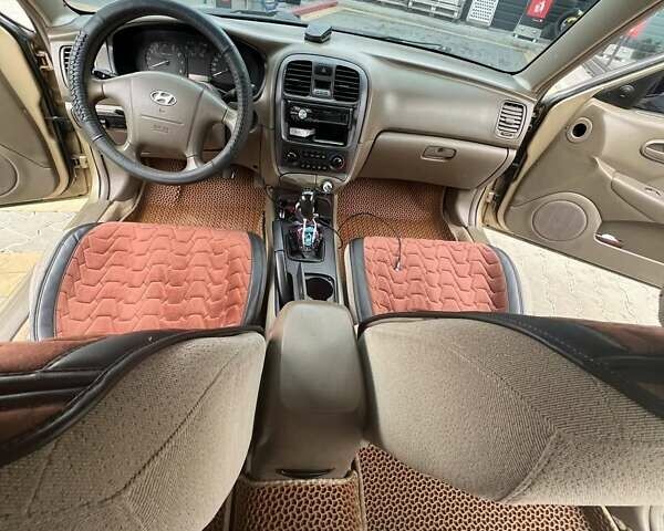 Бежевый Хендай Соната, объемом двигателя 2 л и пробегом 315 тыс. км за 4400 $, фото 4 на Automoto.ua