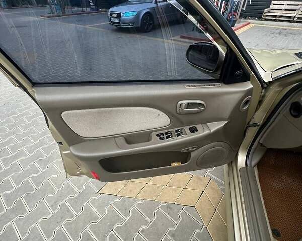 Бежевый Хендай Соната, объемом двигателя 2 л и пробегом 315 тыс. км за 4400 $, фото 1 на Automoto.ua