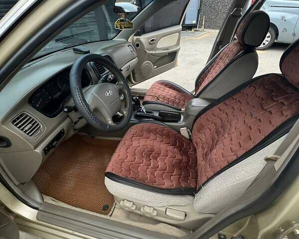 Бежевый Хендай Соната, объемом двигателя 2 л и пробегом 315 тыс. км за 4400 $, фото 9 на Automoto.ua