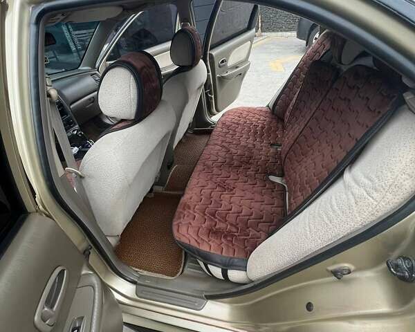 Бежевый Хендай Соната, объемом двигателя 2 л и пробегом 315 тыс. км за 4400 $, фото 3 на Automoto.ua