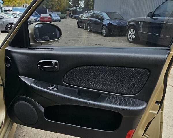 Бежевый Хендай Соната, объемом двигателя 2 л и пробегом 200 тыс. км за 1800 $, фото 19 на Automoto.ua