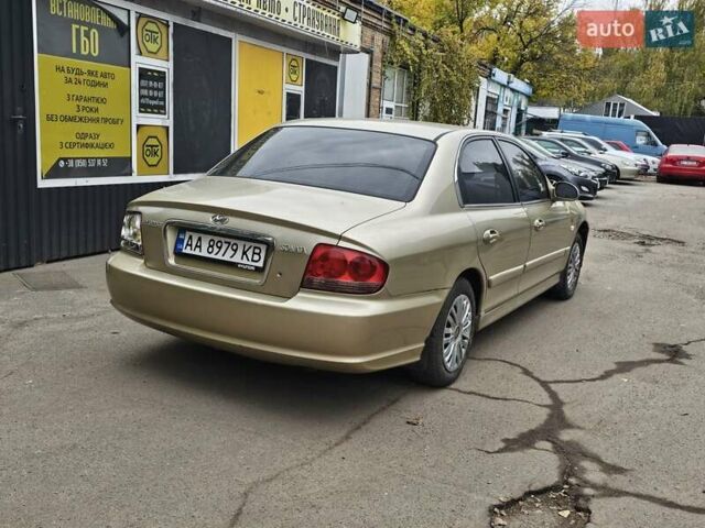 Бежевый Хендай Соната, объемом двигателя 2 л и пробегом 200 тыс. км за 1800 $, фото 2 на Automoto.ua