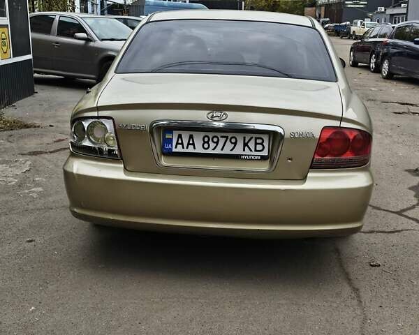 Бежевый Хендай Соната, объемом двигателя 2 л и пробегом 200 тыс. км за 1800 $, фото 8 на Automoto.ua