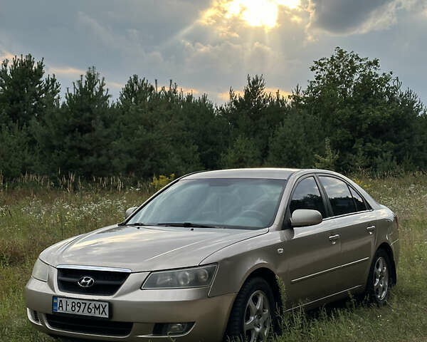 Бежевий Хендай Соната, об'ємом двигуна 2.36 л та пробігом 227 тис. км за 4700 $, фото 1 на Automoto.ua