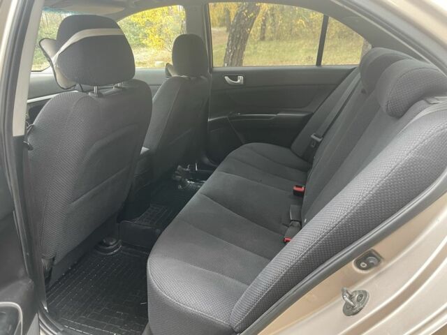 Бежевый Хендай Соната, объемом двигателя 2 л и пробегом 181 тыс. км за 4900 $, фото 13 на Automoto.ua