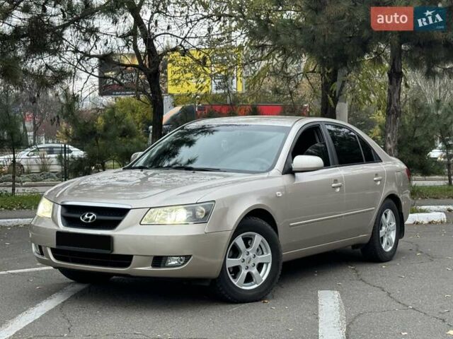Бежевий Хендай Соната, об'ємом двигуна 2 л та пробігом 218 тис. км за 6300 $, фото 2 на Automoto.ua