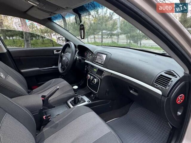 Бежевий Хендай Соната, об'ємом двигуна 2 л та пробігом 218 тис. км за 6300 $, фото 11 на Automoto.ua