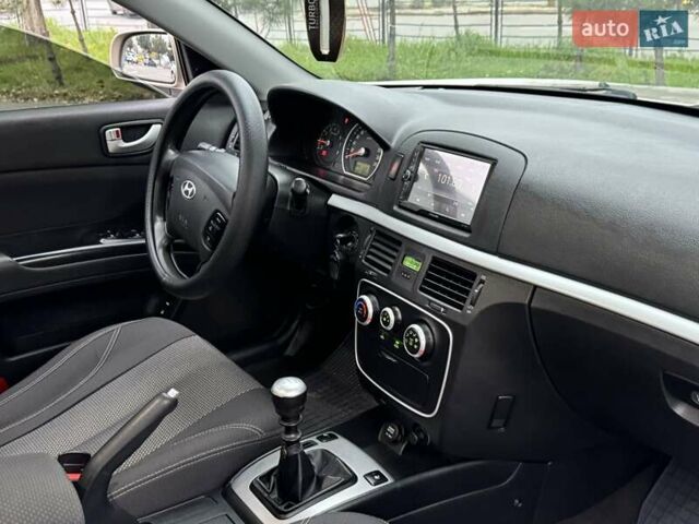 Бежевий Хендай Соната, об'ємом двигуна 2 л та пробігом 218 тис. км за 6300 $, фото 13 на Automoto.ua