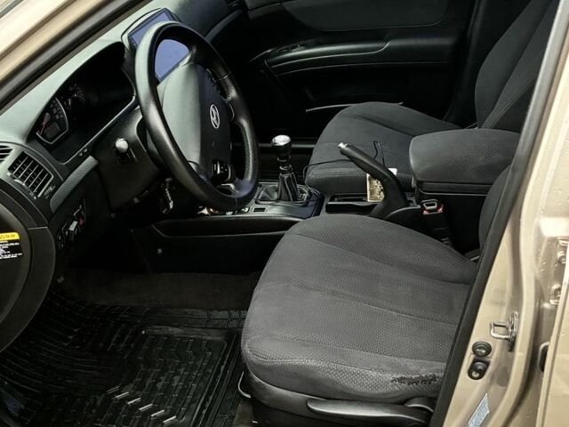 Бежевый Хендай Соната, объемом двигателя 2 л и пробегом 254 тыс. км за 5899 $, фото 7 на Automoto.ua