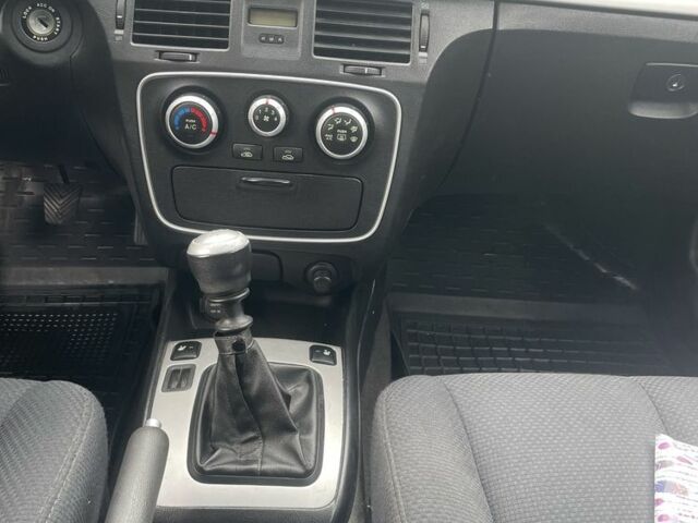 Бежевый Хендай Соната, объемом двигателя 2 л и пробегом 181 тыс. км за 4900 $, фото 16 на Automoto.ua