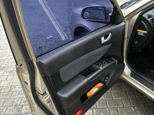 Бежевый Хендай Соната, объемом двигателя 2 л и пробегом 254 тыс. км за 5899 $, фото 10 на Automoto.ua