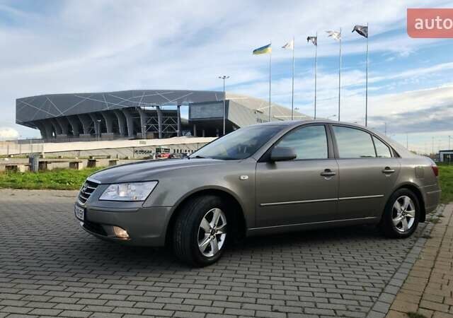 Бежевый Хендай Соната, объемом двигателя 2 л и пробегом 318 тыс. км за 6200 $, фото 1 на Automoto.ua