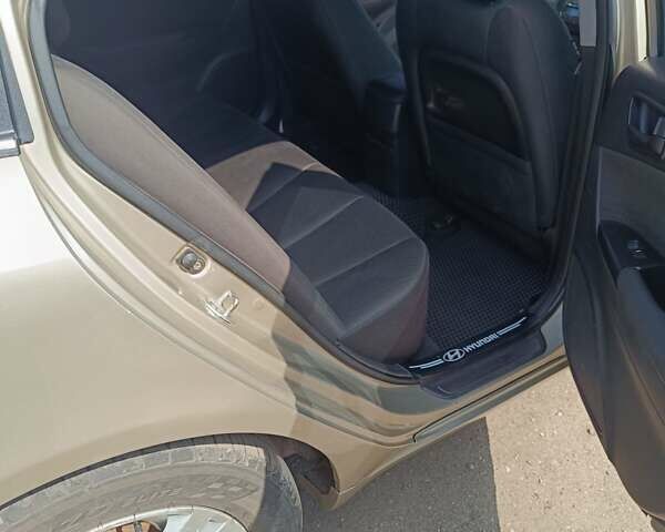 Бежевый Хендай Соната, объемом двигателя 2 л и пробегом 221 тыс. км за 5900 $, фото 9 на Automoto.ua