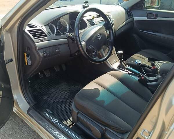 Бежевый Хендай Соната, объемом двигателя 2 л и пробегом 221 тыс. км за 5900 $, фото 19 на Automoto.ua