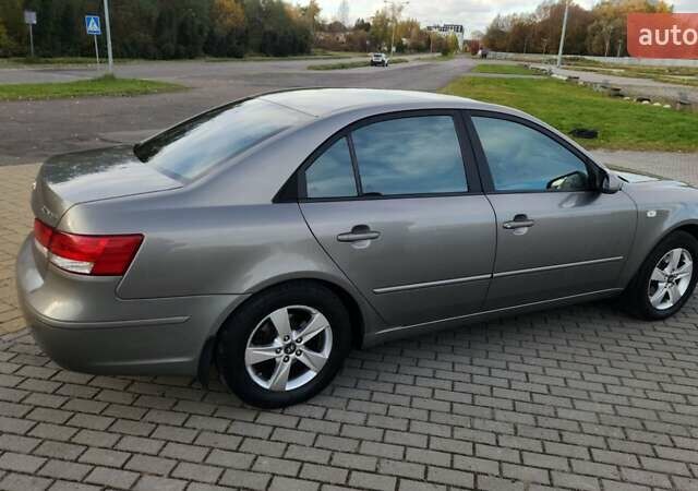 Бежевый Хендай Соната, объемом двигателя 2 л и пробегом 318 тыс. км за 6200 $, фото 3 на Automoto.ua