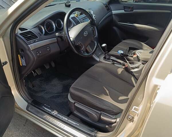 Бежевый Хендай Соната, объемом двигателя 2 л и пробегом 221 тыс. км за 5900 $, фото 14 на Automoto.ua