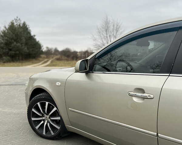 Бежевый Хендай Соната, объемом двигателя 2 л и пробегом 343 тыс. км за 4700 $, фото 11 на Automoto.ua