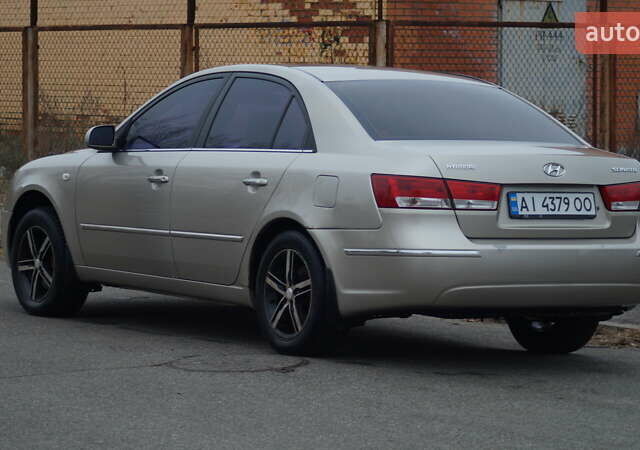 Бежевый Хендай Соната, объемом двигателя 2 л и пробегом 210 тыс. км за 5800 $, фото 5 на Automoto.ua