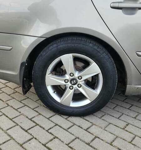 Бежевый Хендай Соната, объемом двигателя 2 л и пробегом 318 тыс. км за 6200 $, фото 10 на Automoto.ua