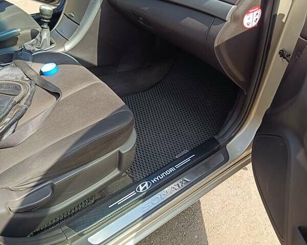 Бежевый Хендай Соната, объемом двигателя 2 л и пробегом 221 тыс. км за 5900 $, фото 10 на Automoto.ua