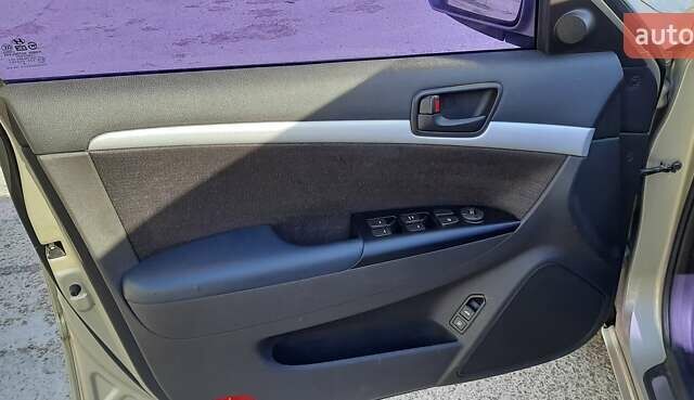 Бежевий Хендай Соната, об'ємом двигуна 2 л та пробігом 205 тис. км за 5800 $, фото 10 на Automoto.ua