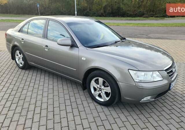 Бежевый Хендай Соната, объемом двигателя 2 л и пробегом 318 тыс. км за 6200 $, фото 6 на Automoto.ua