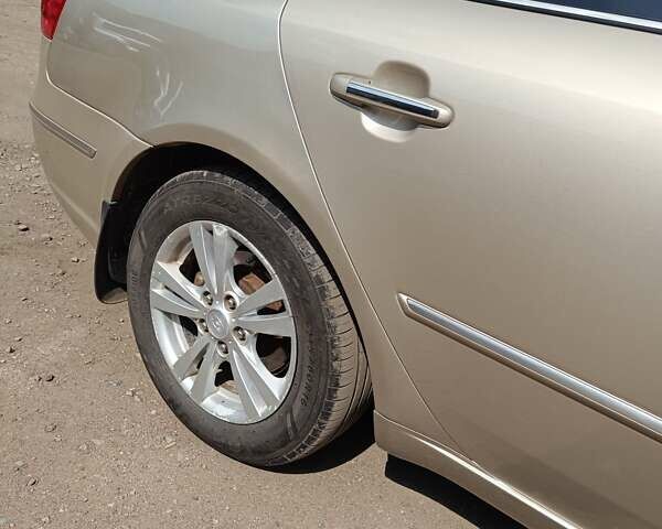 Бежевый Хендай Соната, объемом двигателя 2 л и пробегом 221 тыс. км за 5900 $, фото 2 на Automoto.ua