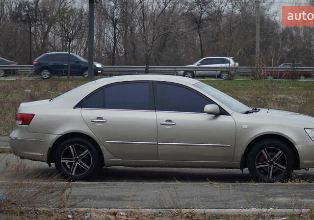 Бежевый Хендай Соната, объемом двигателя 2 л и пробегом 210 тыс. км за 5800 $, фото 6 на Automoto.ua