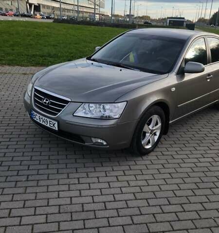 Бежевый Хендай Соната, объемом двигателя 2 л и пробегом 318 тыс. км за 6200 $, фото 2 на Automoto.ua