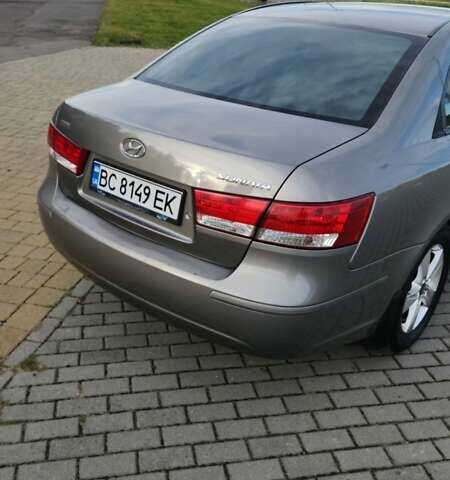 Бежевый Хендай Соната, объемом двигателя 2 л и пробегом 318 тыс. км за 6200 $, фото 4 на Automoto.ua