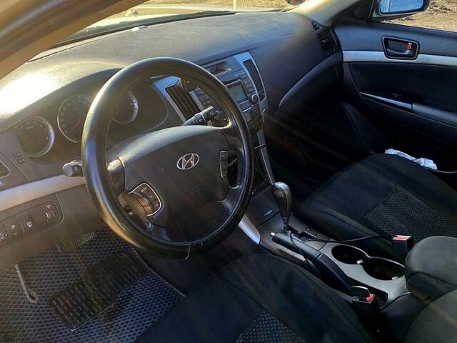 Бежевый Хендай Соната, объемом двигателя 2 л и пробегом 243 тыс. км за 7800 $, фото 4 на Automoto.ua