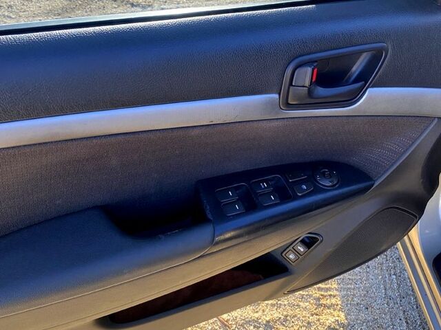 Бежевый Хендай Соната, объемом двигателя 2 л и пробегом 243 тыс. км за 7800 $, фото 5 на Automoto.ua