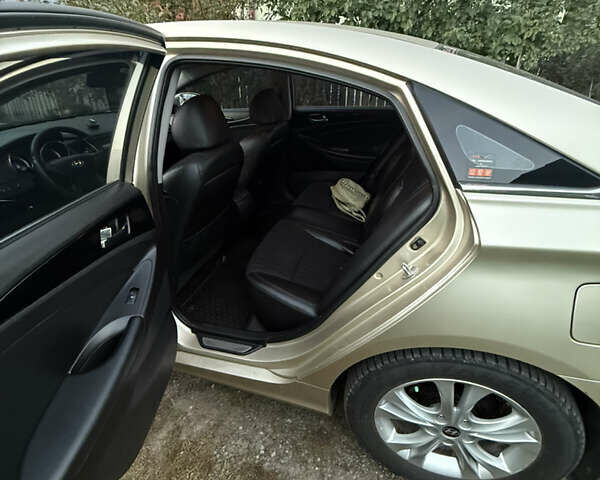 Бежевый Хендай Соната, объемом двигателя 2 л и пробегом 255 тыс. км за 7700 $, фото 5 на Automoto.ua