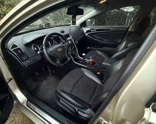 Бежевый Хендай Соната, объемом двигателя 2 л и пробегом 255 тыс. км за 7700 $, фото 7 на Automoto.ua