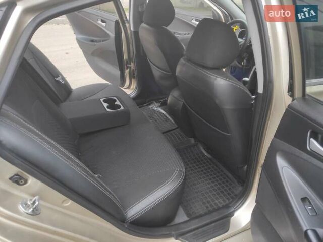 Бежевый Хендай Соната, объемом двигателя 2 л и пробегом 160 тыс. км за 5499 $, фото 25 на Automoto.ua