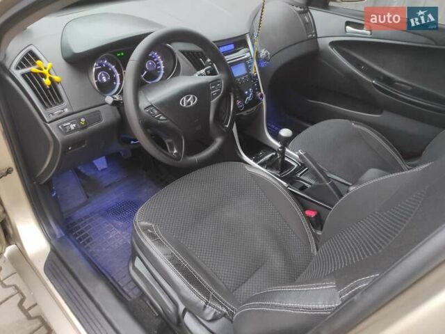 Бежевый Хендай Соната, объемом двигателя 2 л и пробегом 160 тыс. км за 5499 $, фото 21 на Automoto.ua